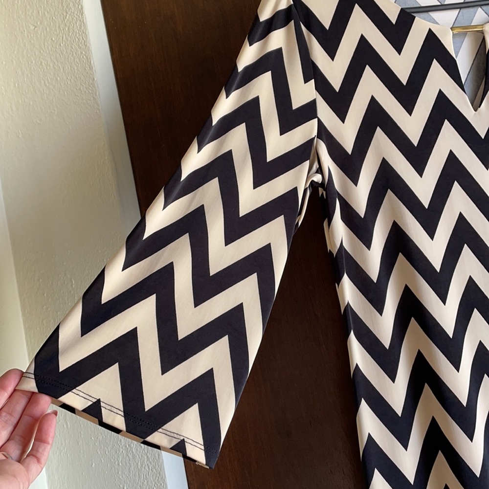 Messini Ladies size S dress with keyhole neckline and chevron stripes - Picture 12 of 17